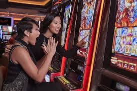 Studio live casino besarwin dengan dealer profesional dan lingkungan studio multi-kamera